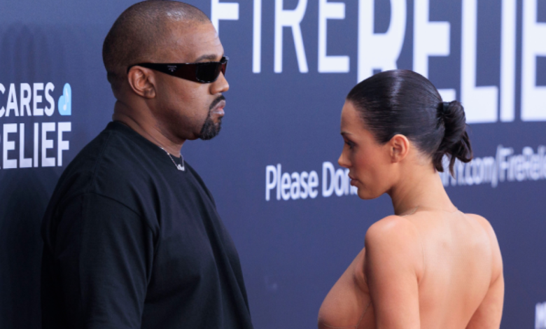 Kanye West se confie enfin sur le port des tenues osées de Bianca Censori Kanye West se confie enfin sur le port des tenues osées de Bianca Censori | People MGZ