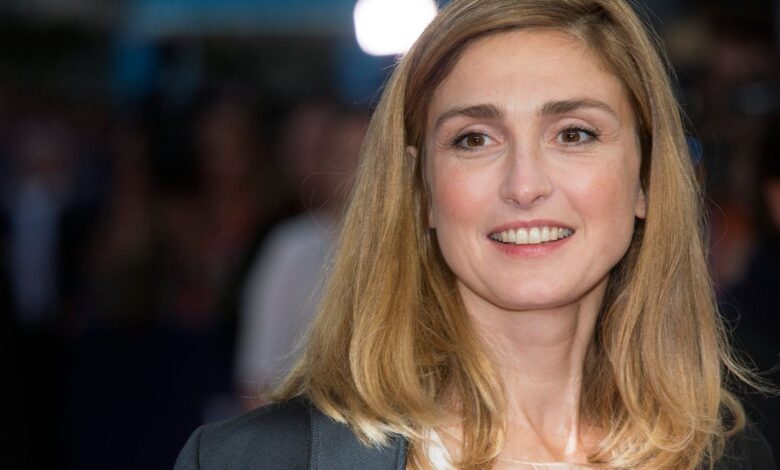 Julie Gayet sous haute protection, pourquoi cette dépense choque autant les Français ? Julie Gayet sous haute protection, pourquoi cette dépense choque autant les Français ? | People MGZ