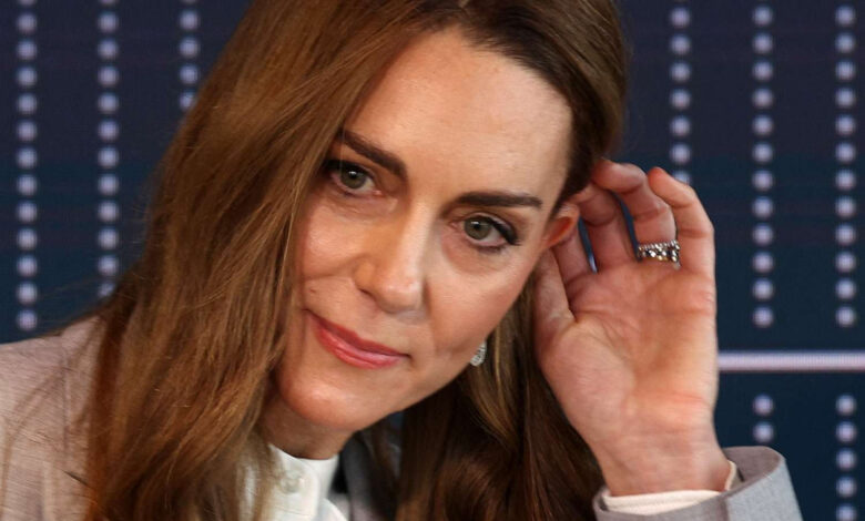 Le détail au doigt de Kate Middleton suscite la curiosité et retient l'attention du public attentif Le détail au doigt de Kate Middleton suscite la curiosité et retient l'attention du public attentif | People MGZ