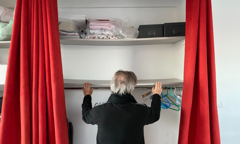 Un retraité de 78 ans contraint de dormir dans sa voiture depuis près de deux ans à cause d'un squat familial Un retraité de 78 ans contraint de dormir dans sa voiture depuis près de deux ans à cause d'un squat familial | People MGZ