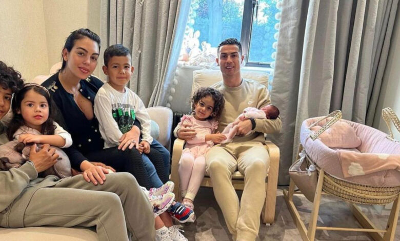 Cristiano Ronaldo retrouve celle qui l'alimentait gratuitement durant son enfance et lui fait une promesse majeure Cristiano Ronaldo retrouve celle qui l'alimentait gratuitement durant son enfance et lui fait une promesse majeure | People MGZ