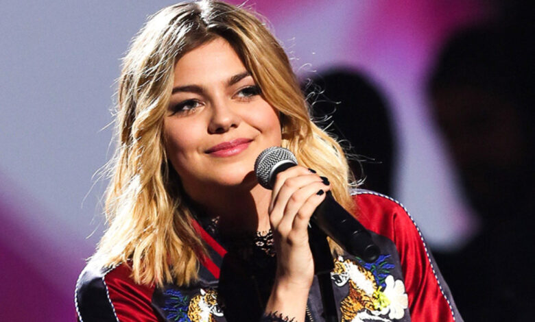 Louane interprète une chanson en hommage à Johnny Hallyday, exprimant son admiration pour la légende française de la musique | People MGZ