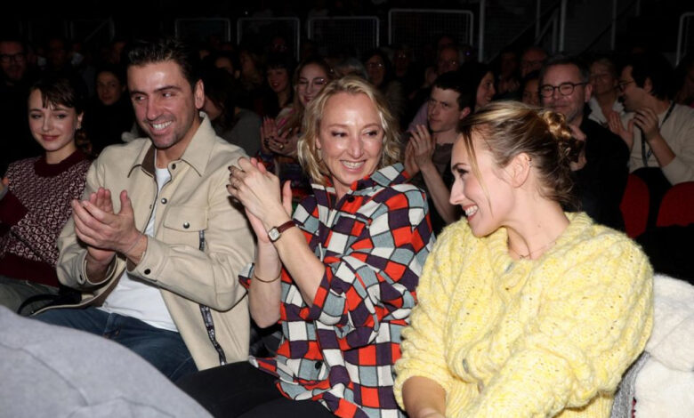 Alexandra Lamy pose aux côtés de Thomas Jouannet, leur fille Chloé et un proche de la famille Alexandra Lamy pose aux côtés de Thomas Jouannet, leur fille Chloé et un proche de la famille | People MGZ
