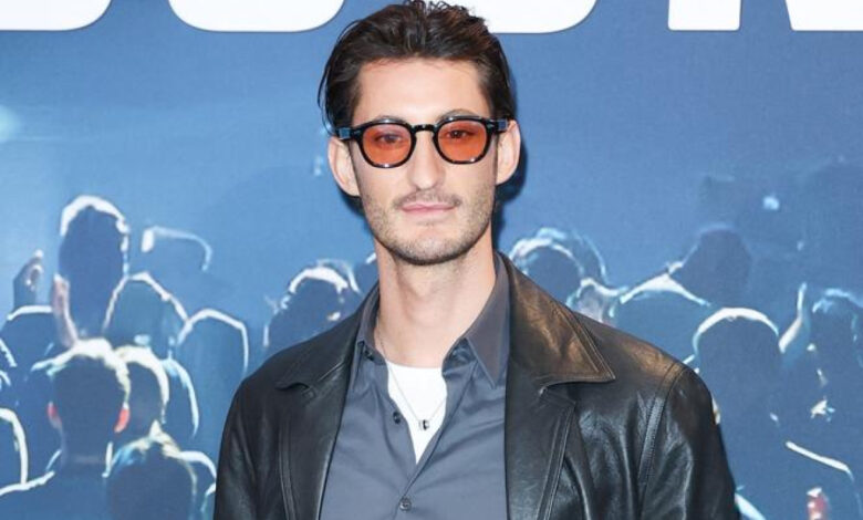 Pierre Niney confie comment les acteurs manipulent les émotions du public lors de la promotion de « Gourou » Pierre Niney confie comment les acteurs manipulent les émotions du public lors de la promotion de « Gourou » | People MGZ