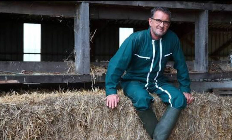À la campagne, Christophe Dechavanne savoure sa ferme avec un vaste jardin et nombreux animaux À la campagne, Christophe Dechavanne savoure sa ferme avec un vaste jardin et nombreux animaux | People MGZ