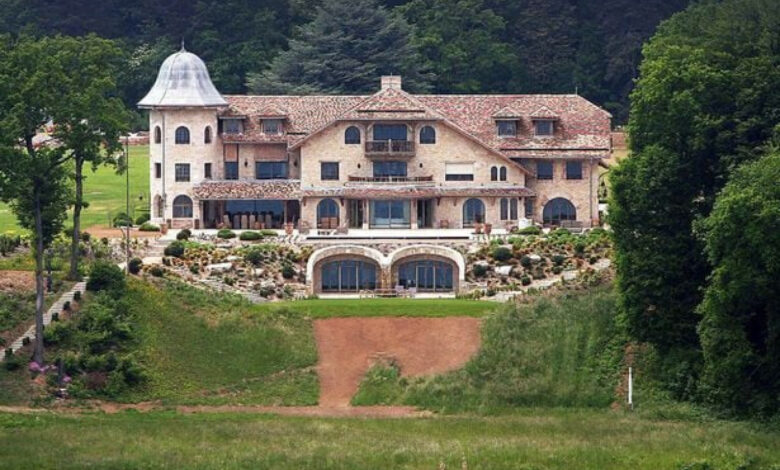 La famille de Michael Schumacher cède son immense propriété suisse pour près de 59 millions d'euros La famille de Michael Schumacher cède son immense propriété suisse pour près de 59 millions d'euros | People MGZ
