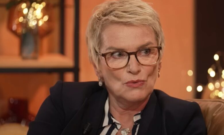 Elise Lucet s’est détournée d'une profession atypique en raison de la complexité des études Elise Lucet s’est détournée d'une profession atypique en raison de la complexité des études | People MGZ