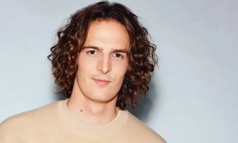 Paul de Saint Sernin mène une double vie avec un métier surprenant Paul de Saint Sernin mène une double vie avec un métier surprenant | People MGZ